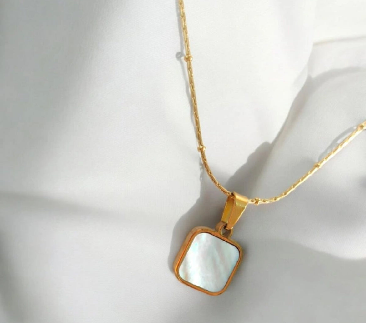 ✨SS White Shell Stone Gold pendant ✨