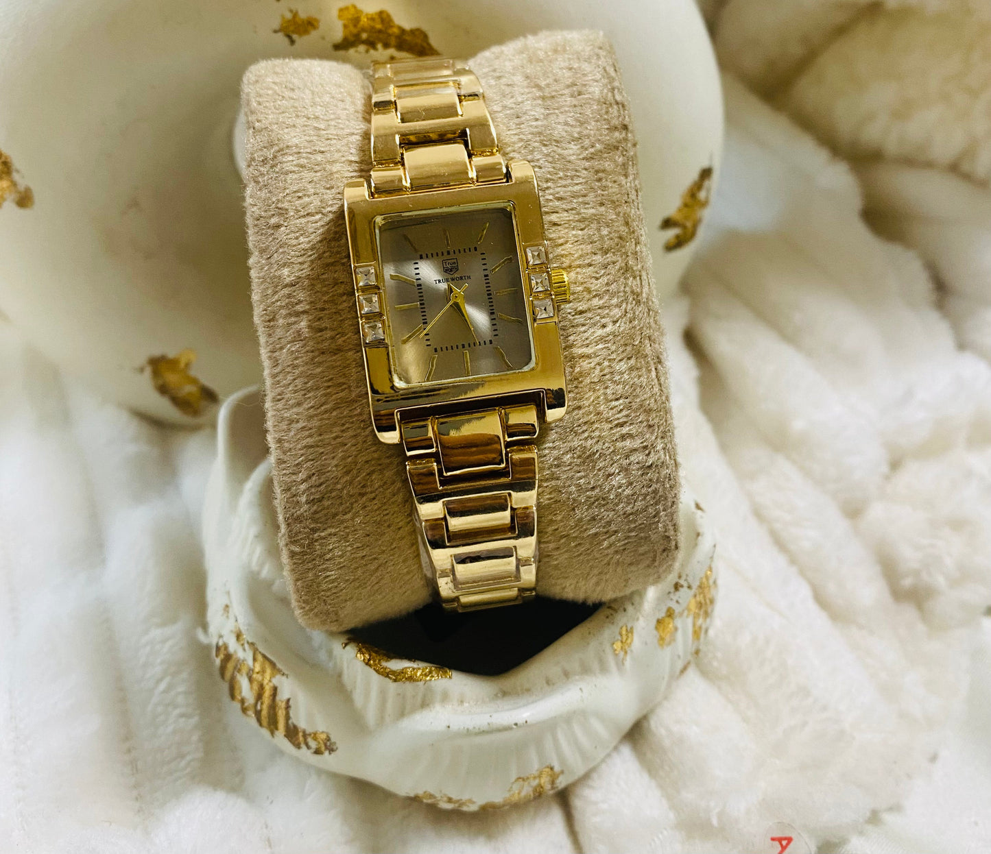 ✨Exquisite Silver Dial Crystal Studded Gold Strap True Worth Watch ✨