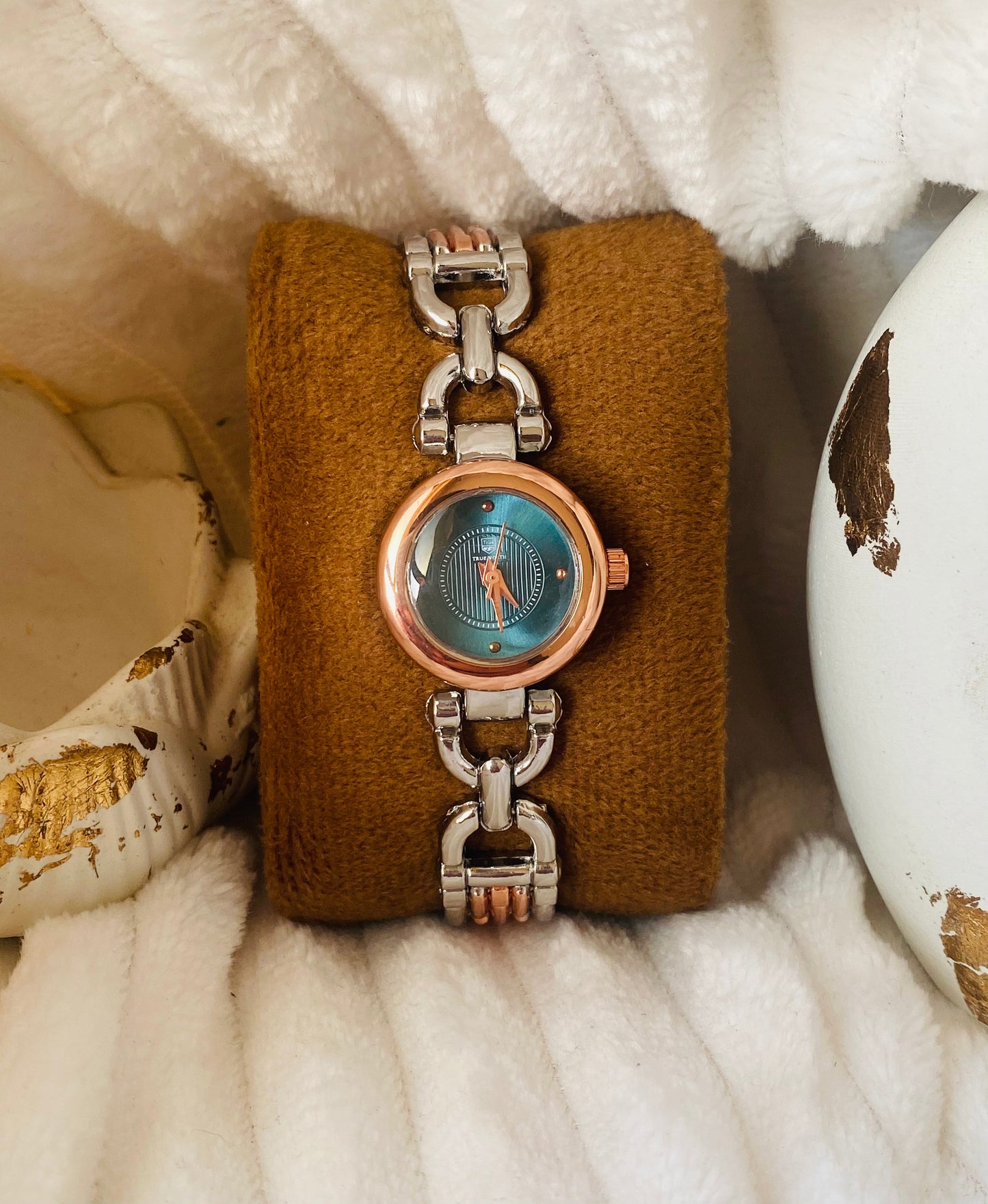 ✨Exquisite Emerald Dial RoseGoldxSilver Strap True Worth Chain Watch ✨