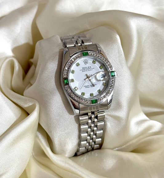 ✨Exclusive White Dial Emerald stone Silver Chain Watch✨