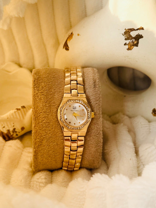✨Exclusive Zirconia Gold White Dial Crystal Studded True worth watch ✨