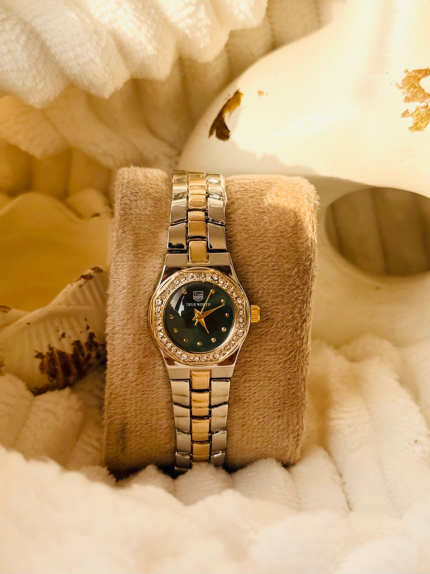 ✨Exclusive Zirconia SilverXGold Emerald Dial Crystal Studded True worth watch ✨