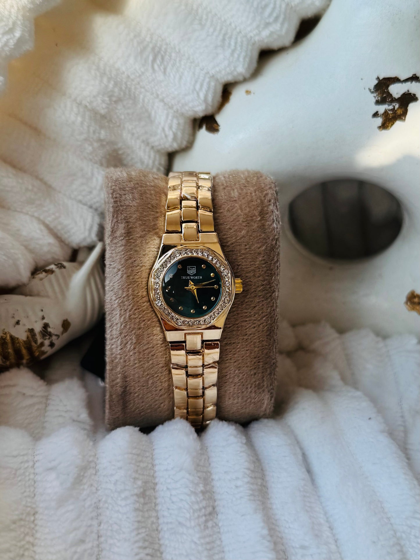 ✨Exclusive Zirconia Gold Emerald Dial Crystal Studded True worth watch ✨