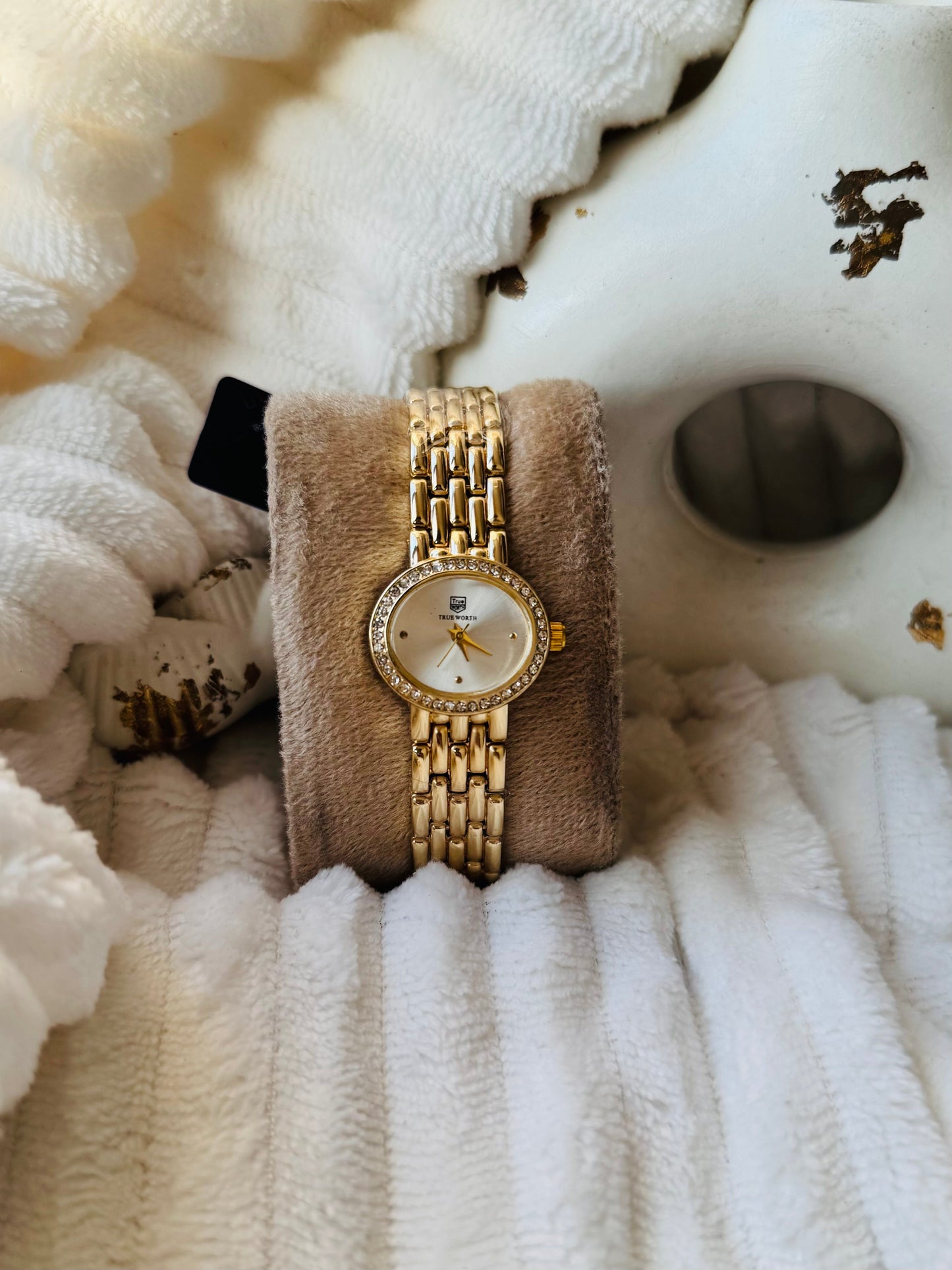 ✨Exclusive Zirconia Gold White Dial Crystal Studded True worth watch ✨