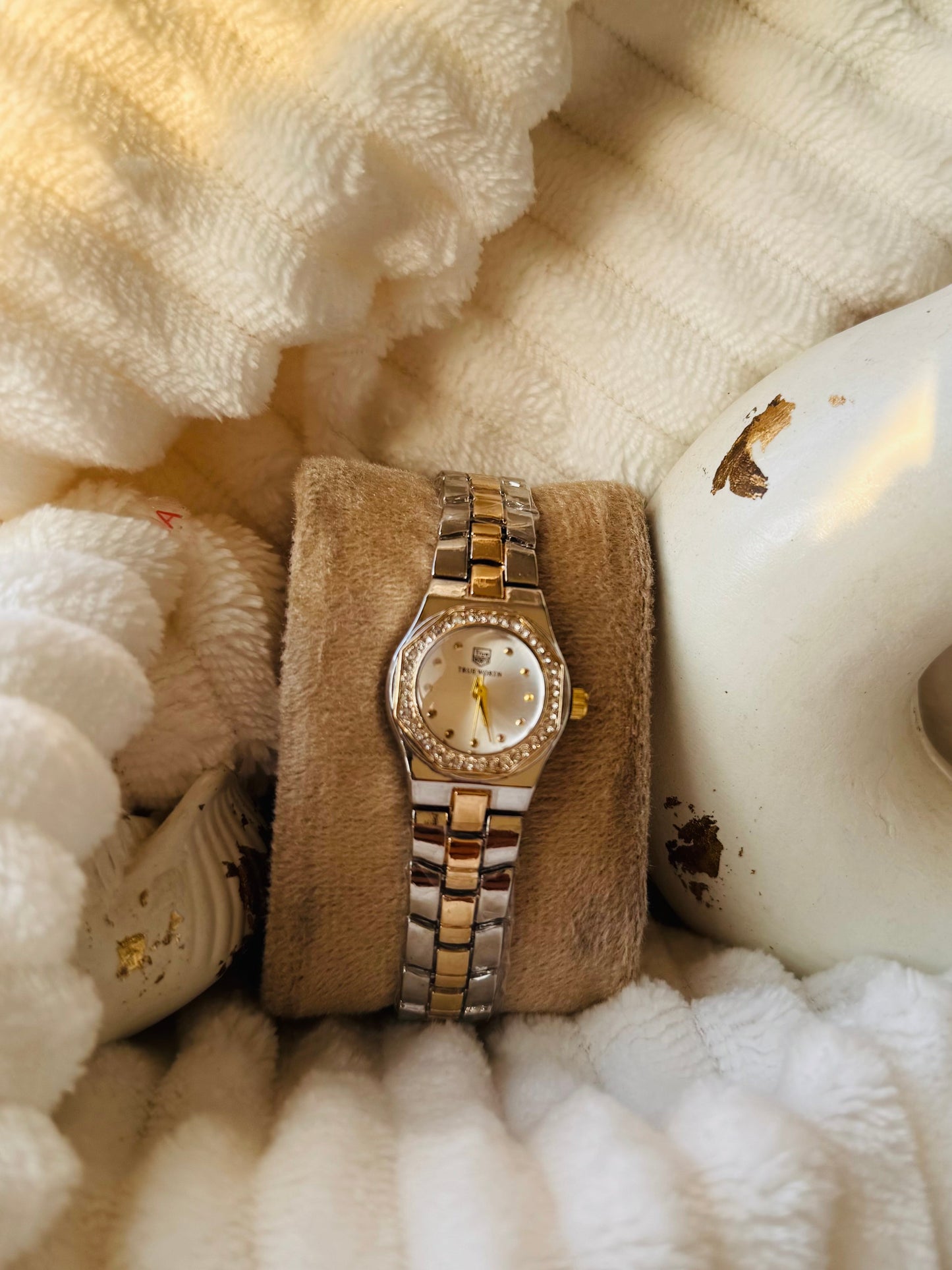 ✨Exclusive SilverXGold White Dial Classic Crystal studded True worth watch ✨