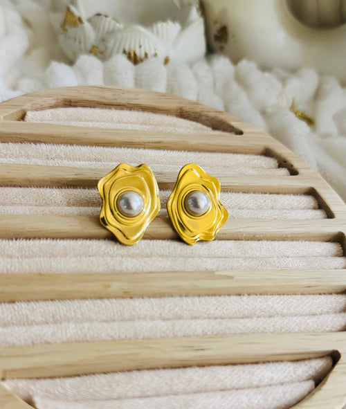 ✨Stainless steel Gold Pearl Floral Earrings ✨